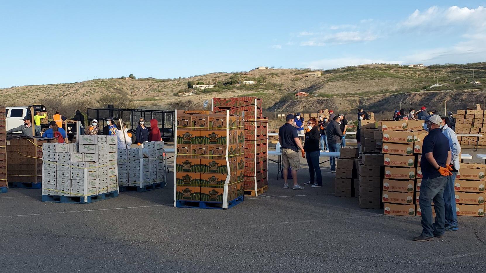 Mandan fruta y verdura mexicana a bancos de alimentos